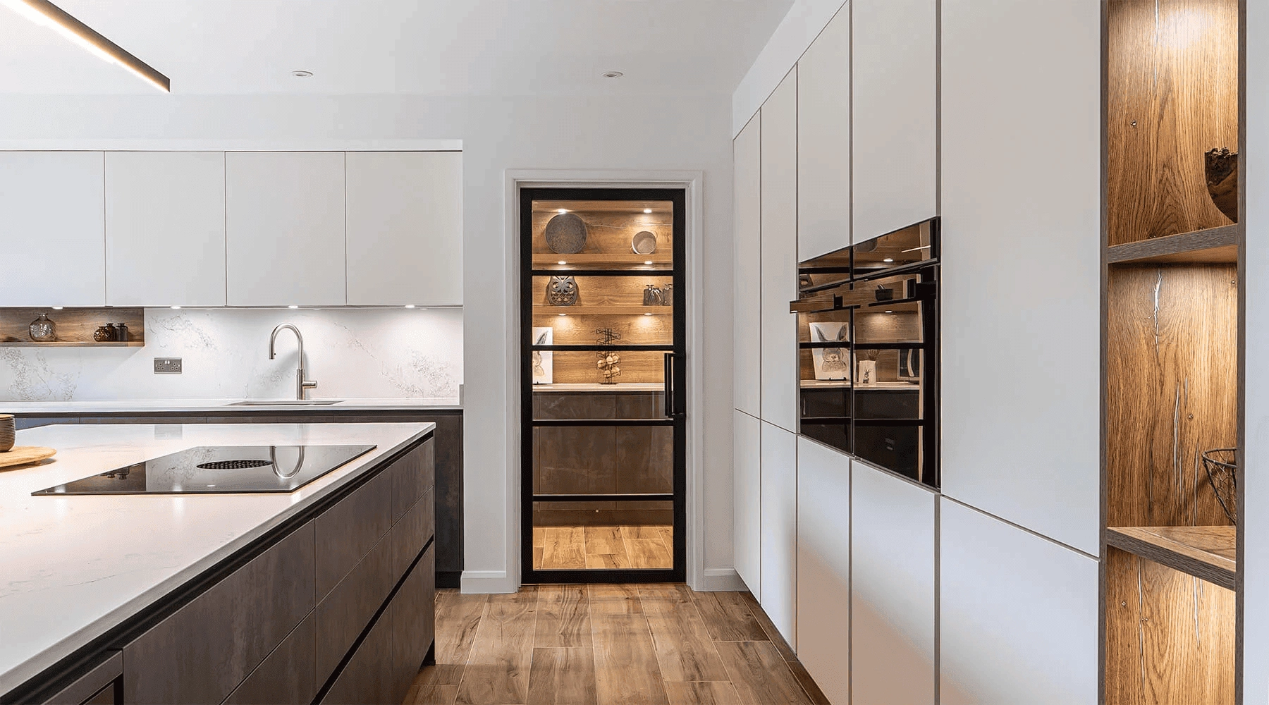 Handleless walk-in pantry